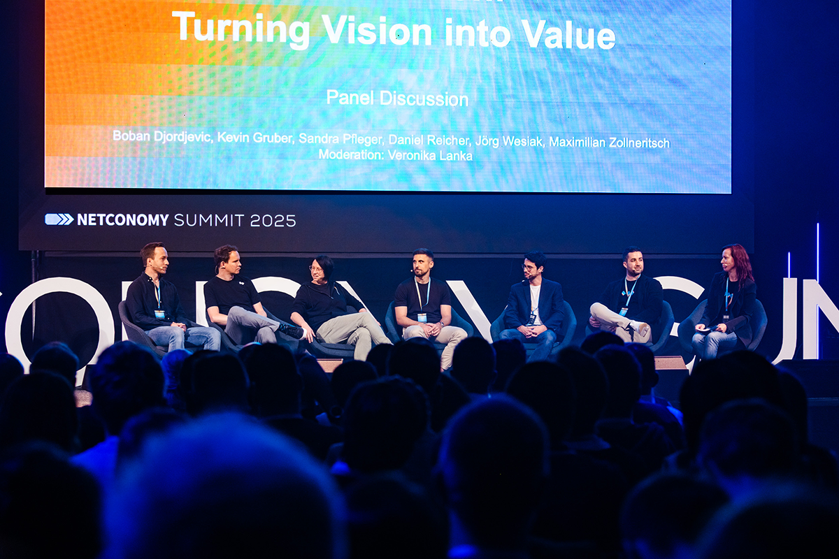 Photo showing members of a panel discussion on AI at the NETCONOMY Summit 2025.